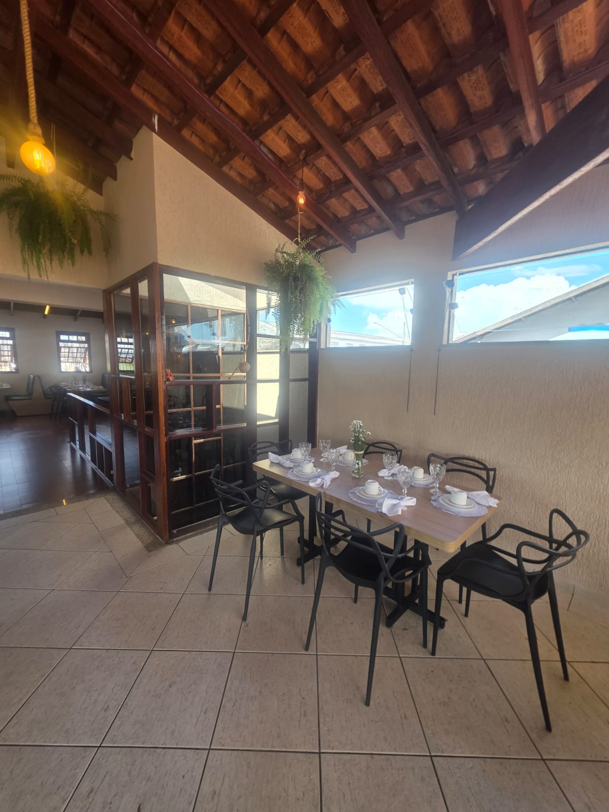 Área externa decorada com mesa posta