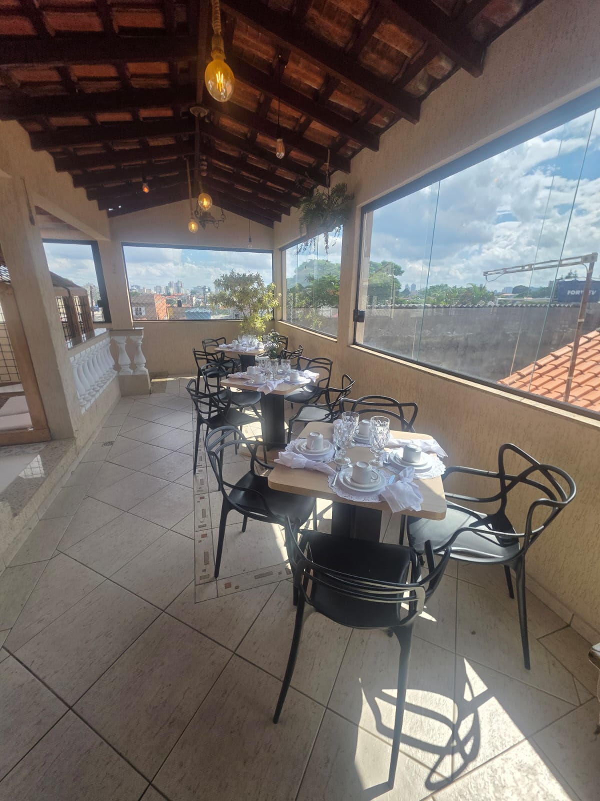 Mesa cascata na varanda com doces